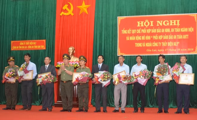 Thứ trưởng Bùi Văn Nam trao Bằng khen của Bộ Công an cho các tập thể, cá nhân.