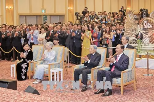 Chủ tịch nước Trần Đại Quang và Phu nhân cùng Nhà vua Nhật Bản Akihito và Hoàng hậu dự Lễ kỷ niệm 45 năm thiết lập quan hệ ngoại giao Việt Nam-Nhật Bản. Ảnh: Nhan Sáng/TTXVN
