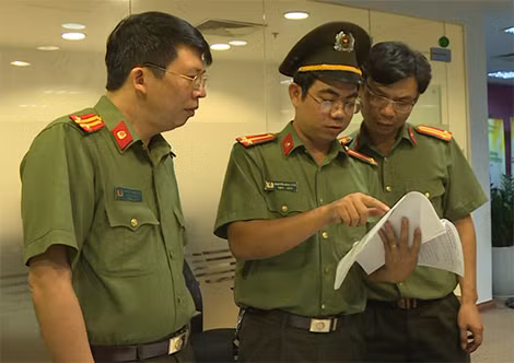 Đồng chí Nguyễn Đình Kiên (đứng giữa) cùng đồng đội tham gia phá vụ án đánh bạc hàng nghìn tỷ đồng trên địa bàn tỉnh Phú Thọ.