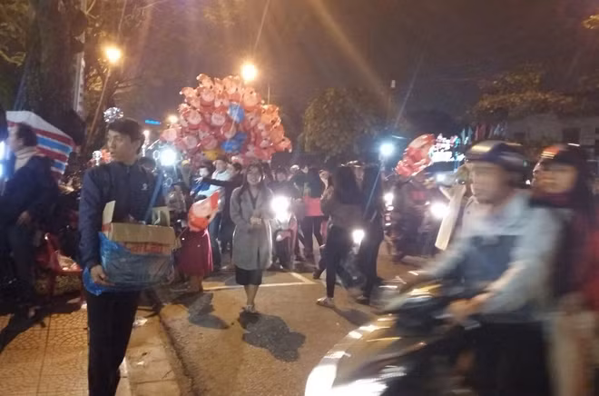 Người dân Huế đón Noel trong tiết trời se lạnh.
