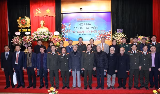 Thứ trưởng Nguyễn Văn Thành và lãnh đạo Cục Truyền thông CAND, Báo CAND, đại biểu dự buổi họp mặt.