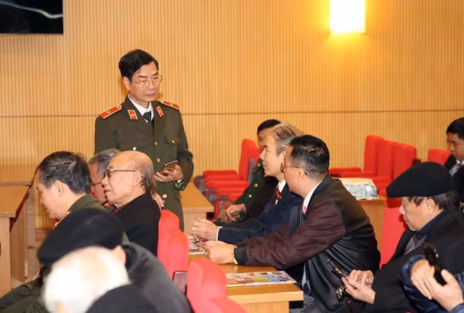Thiếu tướng Phạm Văn Miên, Tổng biên tập Báo CAND với các cộng tác viên trong buổi gặp mặt.