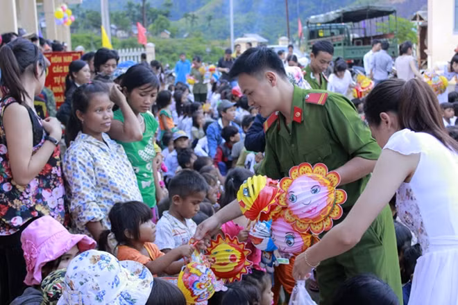 Có lẽ niềm vui lớn nhất của trẻ em vùng khó khăn là được nhận những món đồ chơi mà trước đây các em chưa từng được Bố Mẹ mua cho. Và niềm vui khi ấy không chỉ riêng của trẻ được nhận quà mà đó còn là niềm vui, là ánh mắt cảm ơn của chính đấng sinh thành - người đã sinh và nuôi trẻ trong điều kiện không mấy thuận lợi của vùng núi rừng. Trong ảnh là đồng chí Lý Văn Tình (Công an huyện Kon Plông - Kon Tum) tham gia chương trình từ thiện “Đêm hội trăng rằm” do Đoàn thanh niên Công an tỉnh Kon Tum tổ chức. Tác giả: Lã Chí An (Kon Tum).