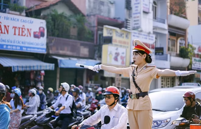 Hình ảnh nữ CSGT TP Hồ Chí Minh xinh đẹp khoác lên mình bộ cảnh phục, làm nhiệm vụ phân luồng giao thông hàng ngày tại các giao lộ trung tâm Thành phố đã để lại những hình đẹp trong mắt người dân. Tác giả: Khâu Minh Trung (TPHCM).