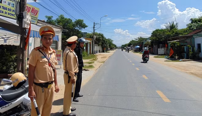 Tổ công tác của Đội CSGT số 2 thực thi nhiệm vụ đảm bảo an toàn trên các tuyến đường