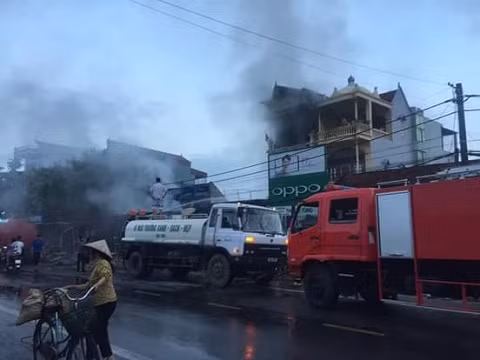 Lực lượng chức năng đang chữa cháy