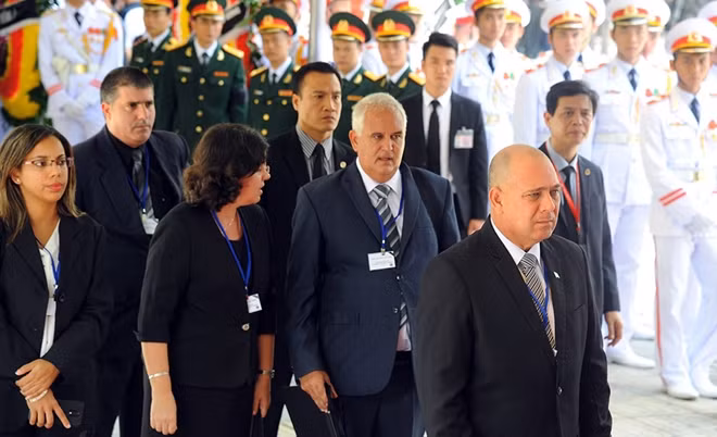 Đoàn đại biểu nước Cộng hoà Cu Ba do ông Roberto Morales, Uỷ viên Bộ Chính trị, Phó Chủ tịch Hội đồng Nhà nước làm trưởng đoàn vào viếng.