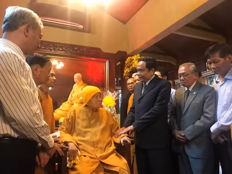 Hàng ngàn tăng ni, phật tử tham dự lễ nhập kim quan Thiền sư Thích Nhất Hạnh ảnh 6
