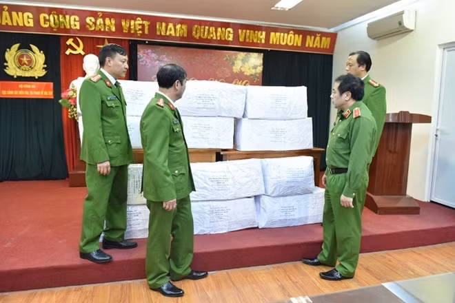 Thiếu tướng Phạm Văn Các kiểm tra số ma túy.