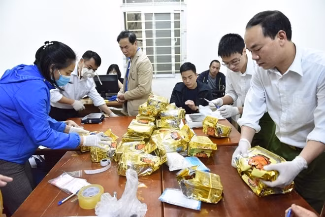 Lực lượng chức năng cân ma túy đá.