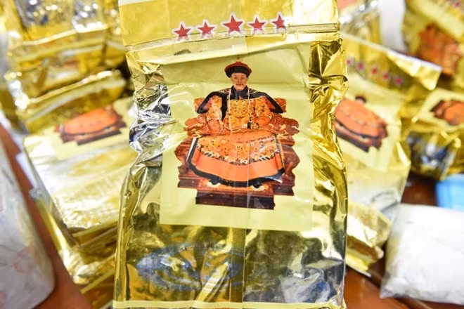 Ma túy đá được gói và nén trong túi nilon màu vàng