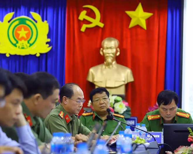 Đại tá Trần Kim Thẩm chuyển câu hỏi của độc giả tới các vị khách mời.