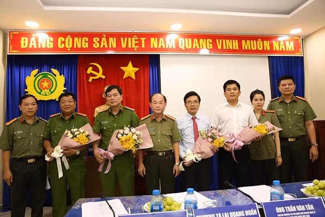 Ban tổ chức và các vị khách mời tại buổi GLTT.