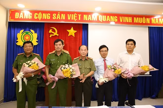 Đại tá Trần Kim Thẩm tặng hoa các vị khách mời.