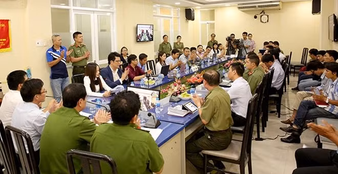 Buổi giao lưu trực tuyến tại Cơ quan đại diện Báo CAND TP Hồ Chí Minh.