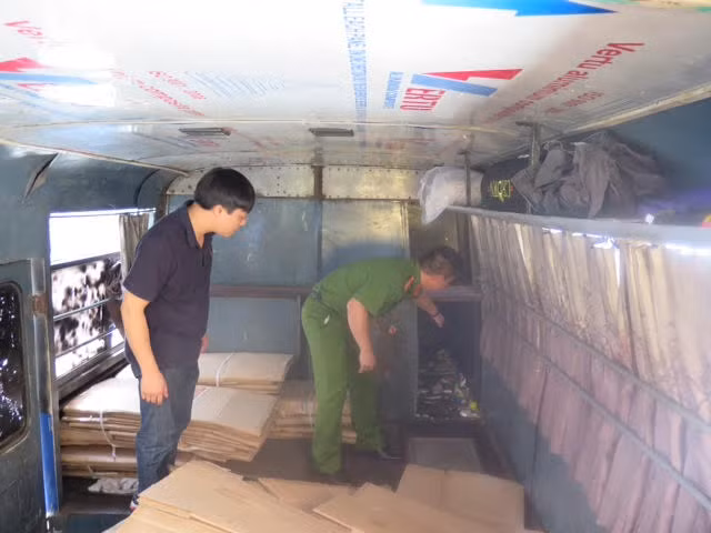 Lực lượng chức năng kiểm tra các khoang tự chế chứa hàng nhập lậu trên xe.