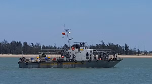 Tàu Biên phòng BP 349801 chở phi công Nguyễn Hữu Cường đang tiếp cận đất liền.