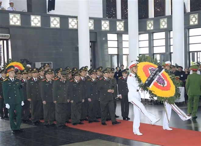 Đoàn cán bộ, chiến sĩ Học viện Chính trị CAND viếng Chủ tịch nước Trần Đại Quang.