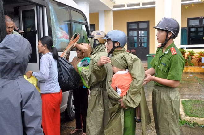 Công an TP Hội An, tỉnh Quảng Nam, di dời dân vùng ven biển phòng chống bão, lũ. Tác giả: Văn Long Đà Nẵng.