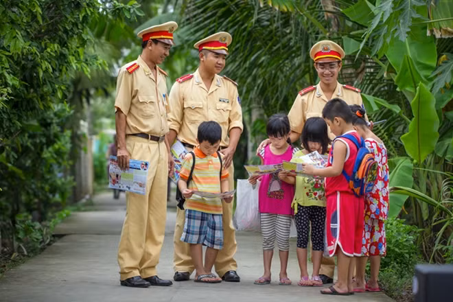 Ngày 09/07/2015 ,tại xã Vĩnh Hòa Phú, huyện Châu Thành, Kiên Giang, 3 cán bộ thuộc Phòng Cảnh sát Đường thủy – CA tỉnh Kiên Giang phát tờ rơi và hướng dẫn cho các em thiếu nhi trên đường đi học hè, những kiến thức về phòng chống đuối nước như tắm ở sông, ao, hồ phải mặc áo phao, không tắm ở những nơi nước sâu và cách xử lý các tình huống khi gặp người bị đuối nước. Việc tuyên truyền tận nơi cho người dân sinh sống ở những vùng quê sông nước như thế góp phần làm đẹp thêm hình ảnh người chiến sỹ Công an nói chung và Cảnh sát đường thủy nói riêng luôn ra sức vì nhân dân phục vụ, thể hiện tình cảm thân thiết gắn bó với nhân dân từ đó nâng cao sự tin, yêu của người dân đối với lực lượng Cảnh sát giao thông. Tác giả: Huỳnh Tấn Hiệp (Kiên Giang).