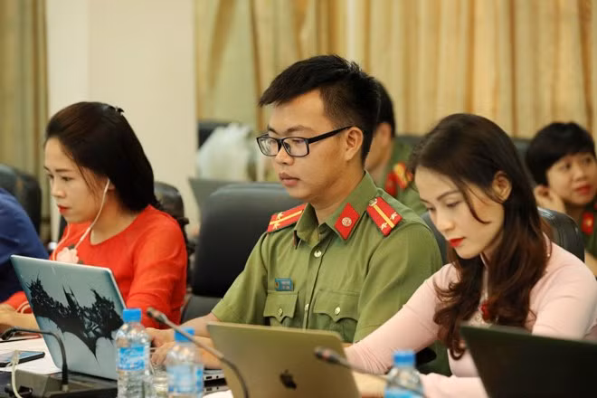 Biên tập viên Báo CAND đang gửi câu hỏi của độc giả tới các vị khách mời.