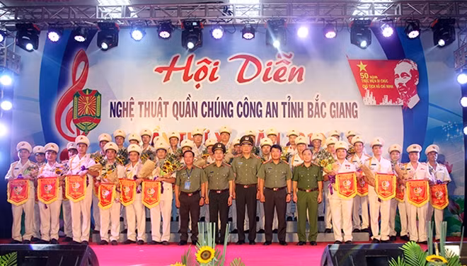 Đại diện các đoàn chụp ảnh lưu niệm cùng lãnh đạo Công an tỉnh Bắc Giang