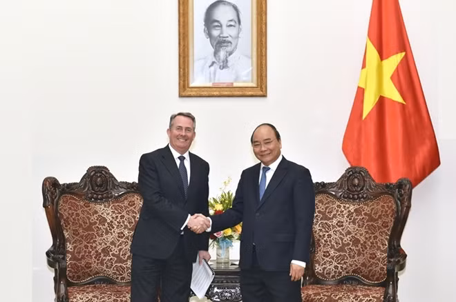 Thủ tướng Nguyễn Xuân Phúc tiếp Bộ trưởng Thương mại quốc tế Vương quốc Anh và Bắc Ireland. Ảnh: VGP/Nhật Bắc