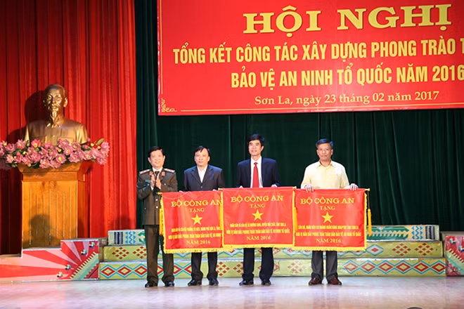 Thứ trưởng Nguyễn Văn Sơn trao cờ của Bộ Công an tặng các tập thể có thành tích xuất sắc.