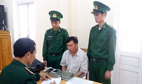 Các trinh sát lấy lời khai của đối tượng.