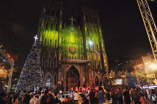 Nhà Thờ lớn Hà Nội được trang hoàng lộng lẫy đón Noel.
