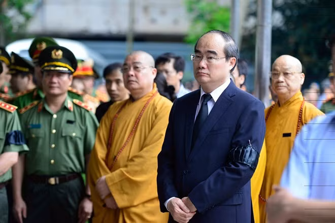 Chủ tịch Ủy ban Trung ương MTTQ Nguyễn Thiện Nhân vào viếng. (Ảnh VNE)