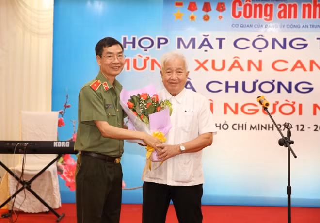 Thiếu tướng Phạm Văn Miên trao bó hoa tươi thắm tặng Trung tướng Võ Thái Hòa, nguyên Thứ trưởng Bộ Công an