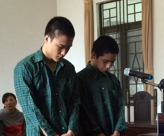 Hai bị cáo tại phiên tòa sáng 17 - 5