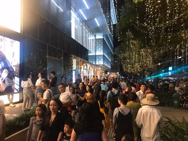Nhiều người đổ về trung tâm Thành phố đón Giáng sinh.