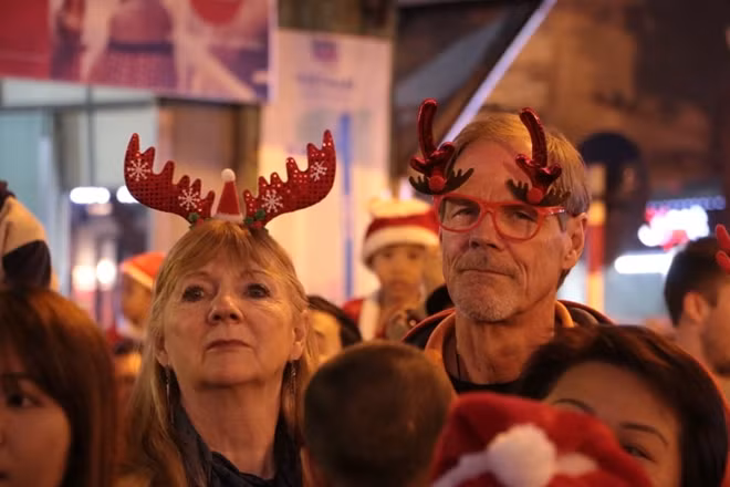 Du khách nước ngoài đón Noel ở Thủ đô Hà Nội.
