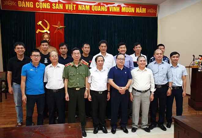 Các đại biểu và đội bóng tại buổi gặp mặt.