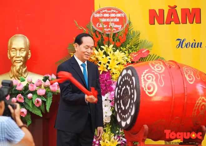 Chủ tịch nước Trần Đại Quang đánh trống khai giảng năm học mới 2017-2018. Ảnh: Nam Nguyễn (Toquoc.vn)