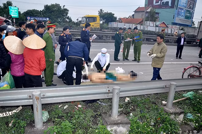 Cấp cứu những nạn nhân.