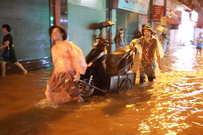 Những chiếc xe được đưa qua vùng ngập.