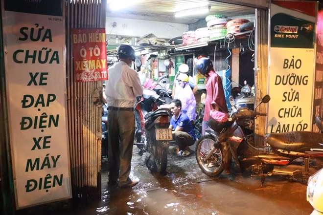 Nhiều xe bị ngập nước chờ sửa.