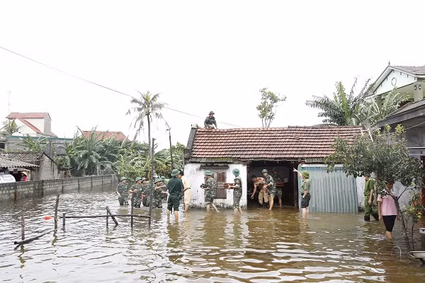 Nước ngập chia cắt nhiều nơi.