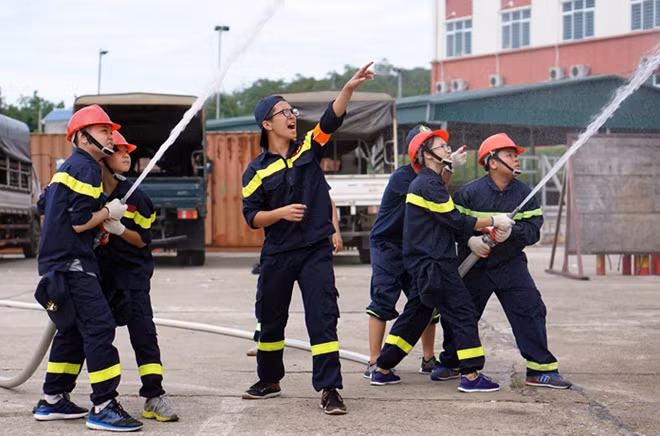 Trước đó, trước sự chứng kiến của các phụ huynh dự Lễ bế giảng, các lính cứu hỏa nhí đã có màn diễn tập hết sức ấn tượng. Hiện trường là một đám cháy giả định tại một khách sạn 3 tầng, các lính cứu hỏa nhí vừa phải dập lửa vừa phải cứu những nạn nhân bị kẹt bên trong.