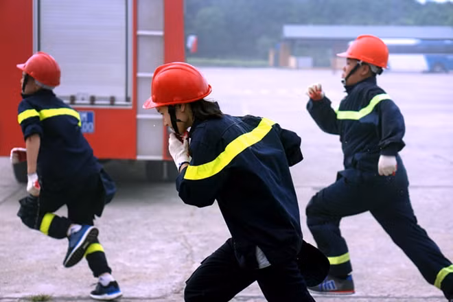 Nhanh chóng triển khai đội hình dập lửa.