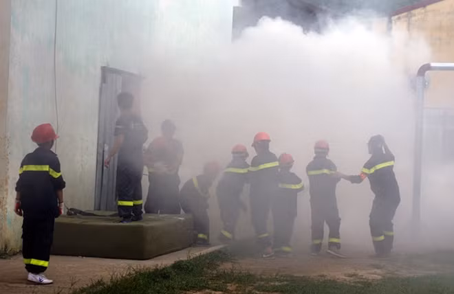 Tiếp cận, khống chế đám cháy.