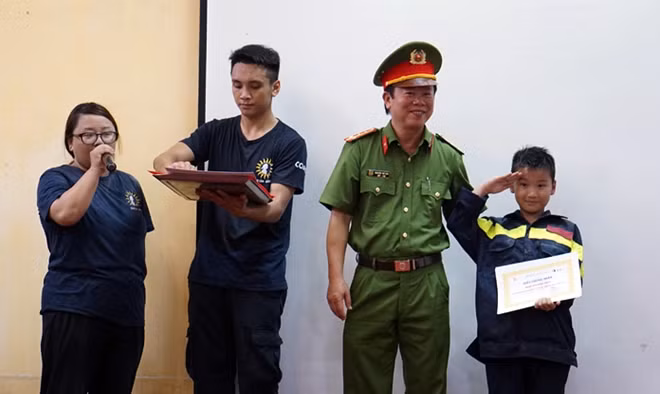 Chiều 4-6, tại Trung tâm huấn luyện Trường Đại học PCCC cơ sở 2 Hòa Bình đã bế giảng Trại hè lính cứu hỏa 2016 khóa 1. Đại tá Nguyễn Thế Văn, Giám đốc Trung tâm Nghiên cứu ứng dụng Khoa học kỹ thuật PCCC, Trường Đại học PCCC đã trao Giấy chứng nhận và quà lưu niệm tới từng lính cứu hỏa nhí.