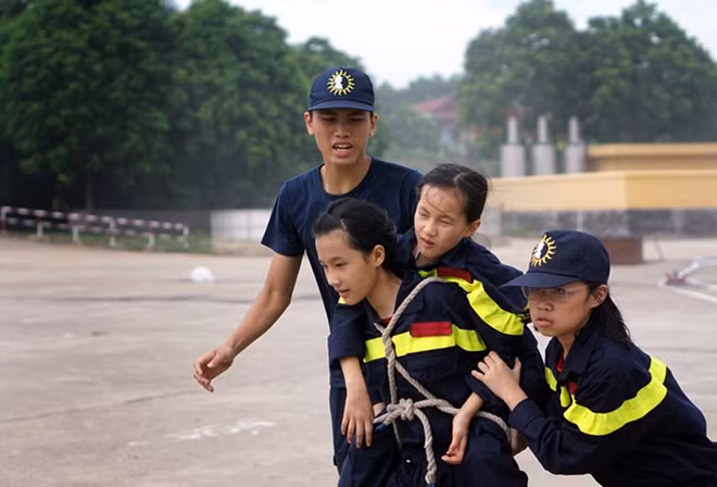 Nạn nhân được cõng về nơi an toàn.