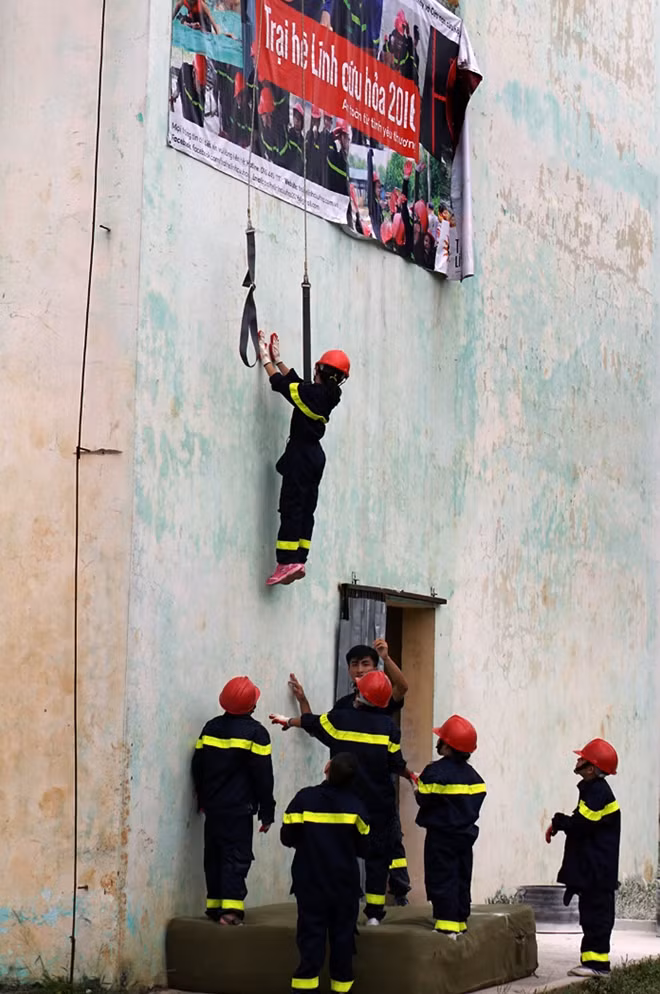 Đám cháy được khống chế, lực lượng cứu nạn đưa những nạn nhân cuối cùng rời khỏi nơi nguy hiểm
