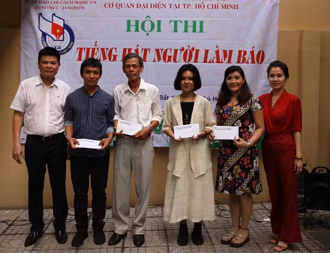 Trao thưởng cho các tập thể, cá nhân đoạt giải.