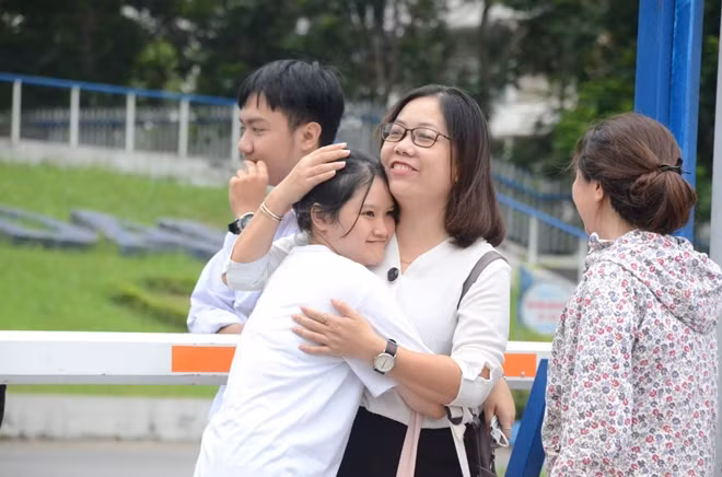 Tạm biệt mẹ trước giờ vào thi.