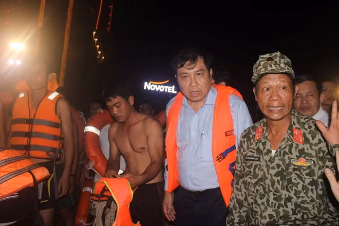 Chủ tịch UBND TP Huỳnh Đức Thơ có mặt tại hiện trường chỉ đạo công tác cứu nạn. Ảnh: Báo Đà Nẵng. Chủ tịch UBND TP Huỳnh Đức Thơ có mặt tại hiện trường chỉ đạo công tác cứu nạn. Ảnh: Báo Đà Nẵng.